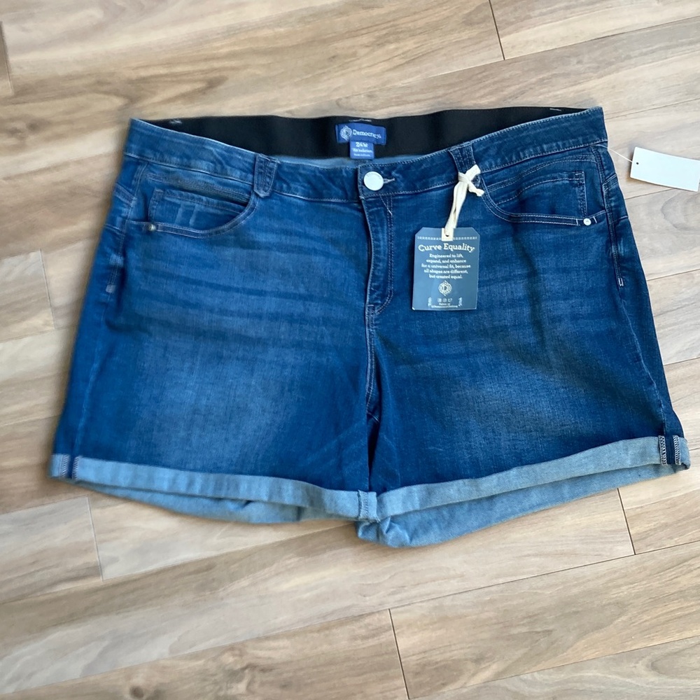 Democracy cuffed jean short w slimming panels & stretch distressed details 24W - Picture 14 of 17